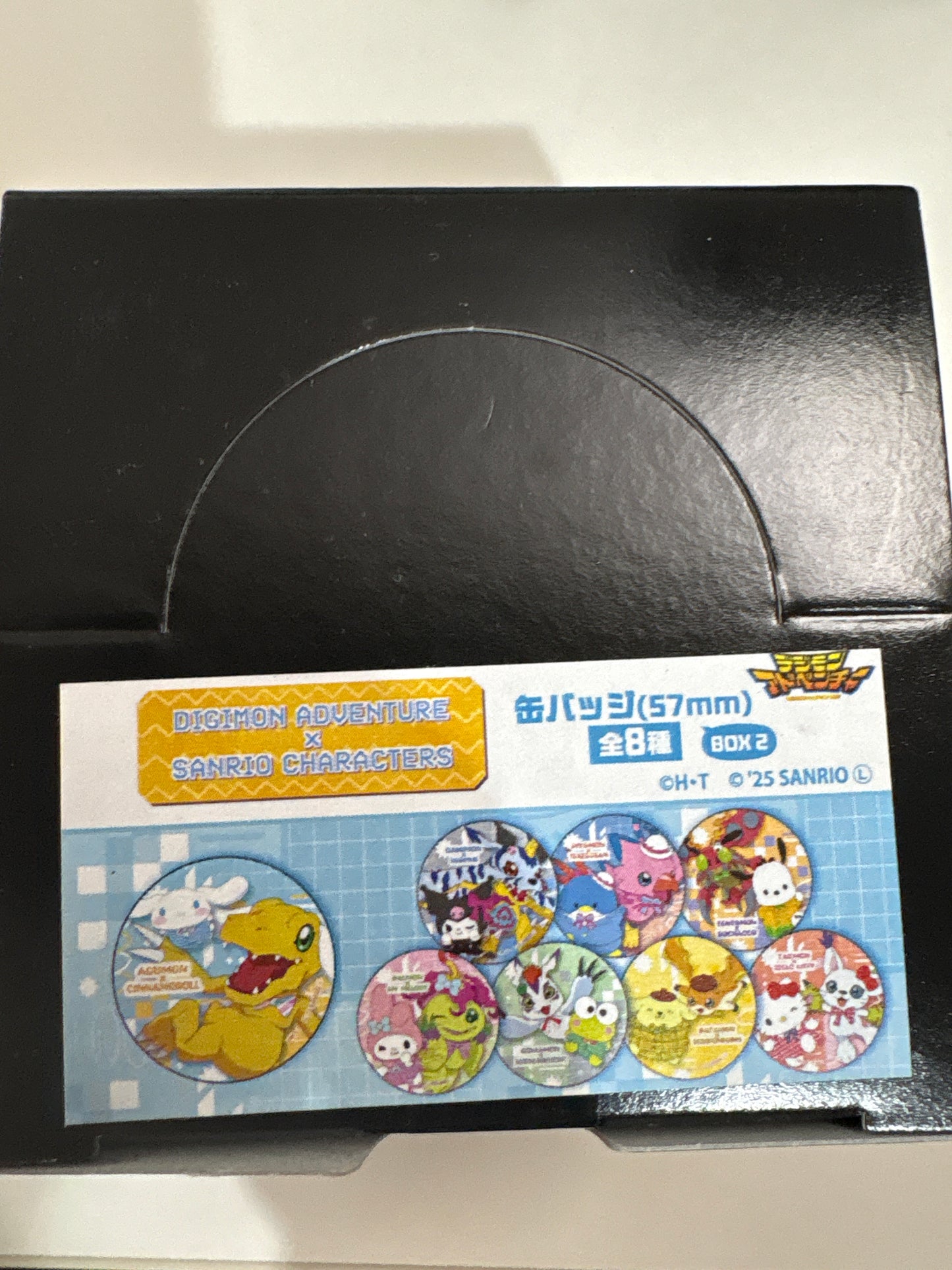 缶バッジ「デジモンアドベンチャー×サンリオキャラクターズ」02/BOX2 コラボイラスト(池袋)