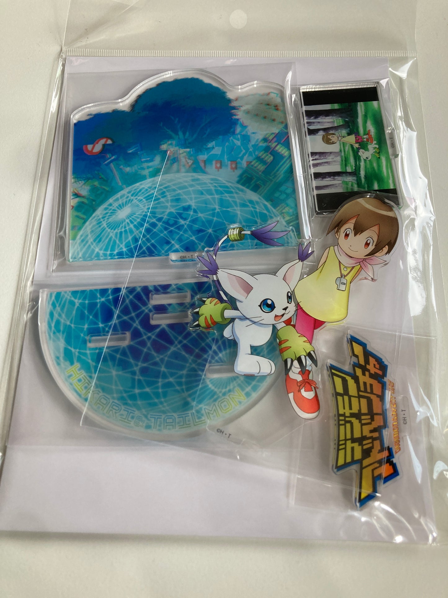 アニメ25周年記念 『デジモンアドベンチャー展』　アクリルスタンド　八神 ヒカリ＆テイルモン