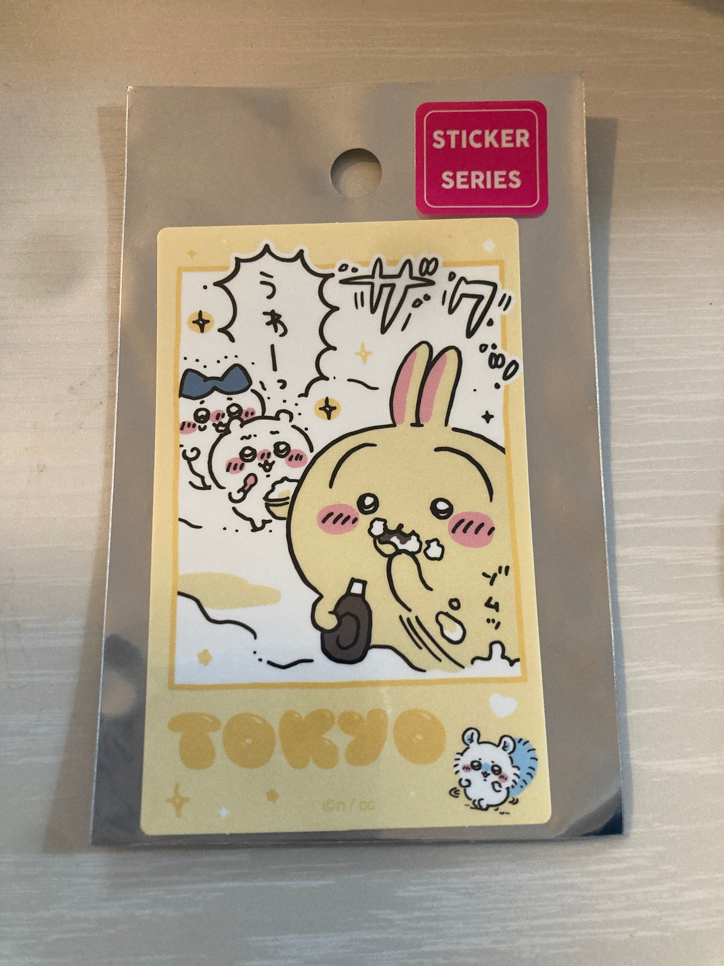 ちいかわ 東京みやげ スマホに貼れるサイズのTOKYOステッカー（クリーム）
