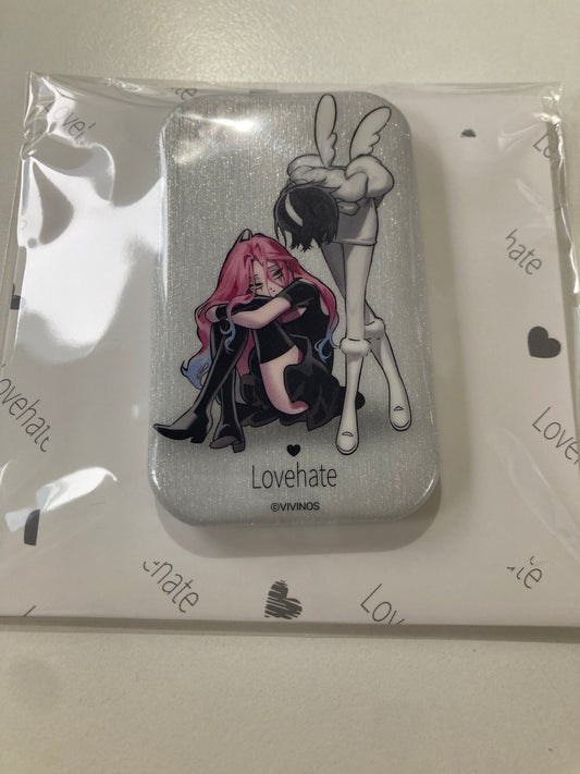 【ALIEN STAGE × 三月兽 March Monster】エイリアンステージ 「Love Hate」スクエア缶バッジ MIZI&SUA(池袋)