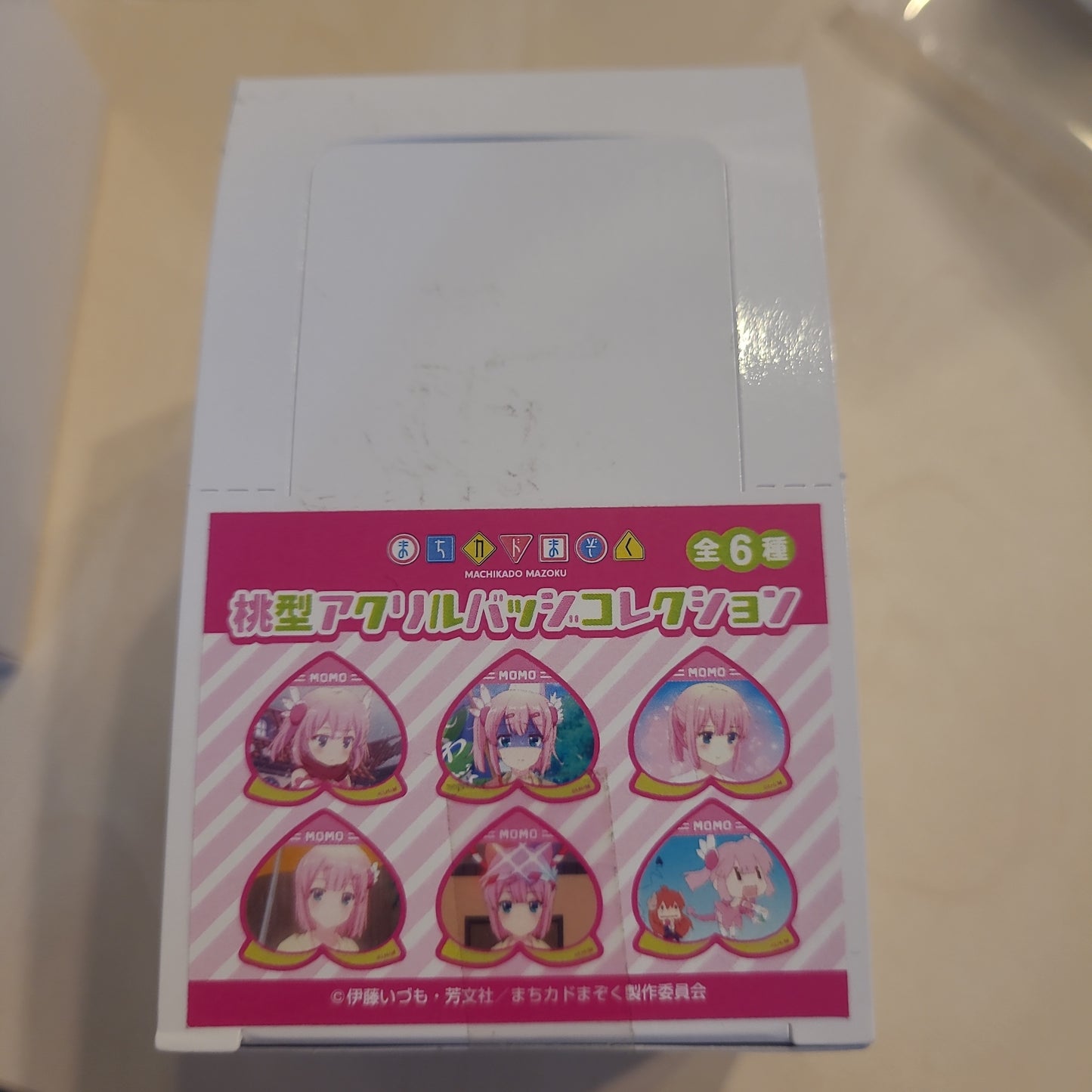 TVアニメ「まちカドまぞく」 桃型ラメアクリルバッジコレクション 6個入りBOX tcb
