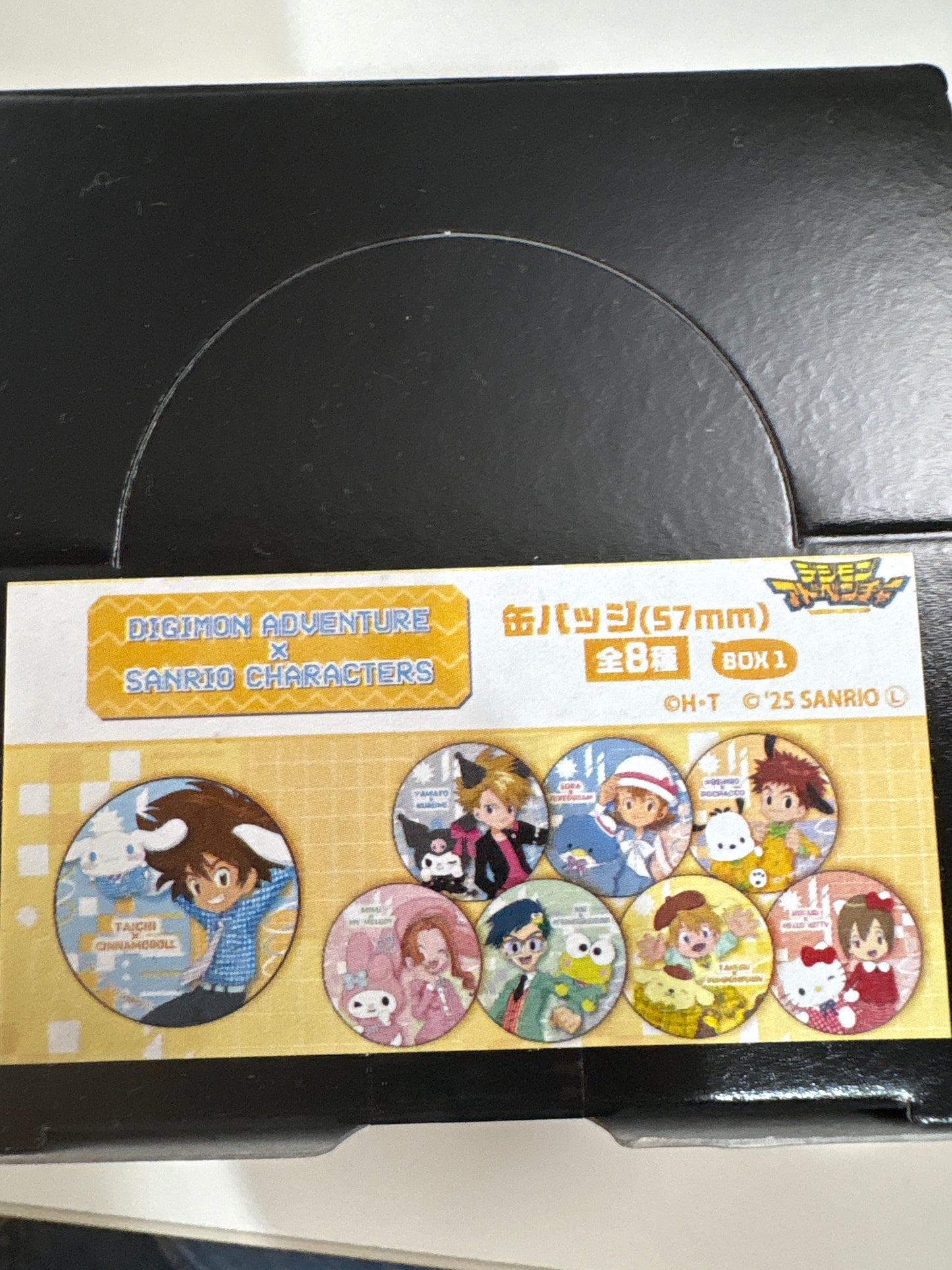 缶バッジ「デジモンアドベンチャー×サンリオキャラクターズ」01/BOX1 コラボイラスト(池袋)