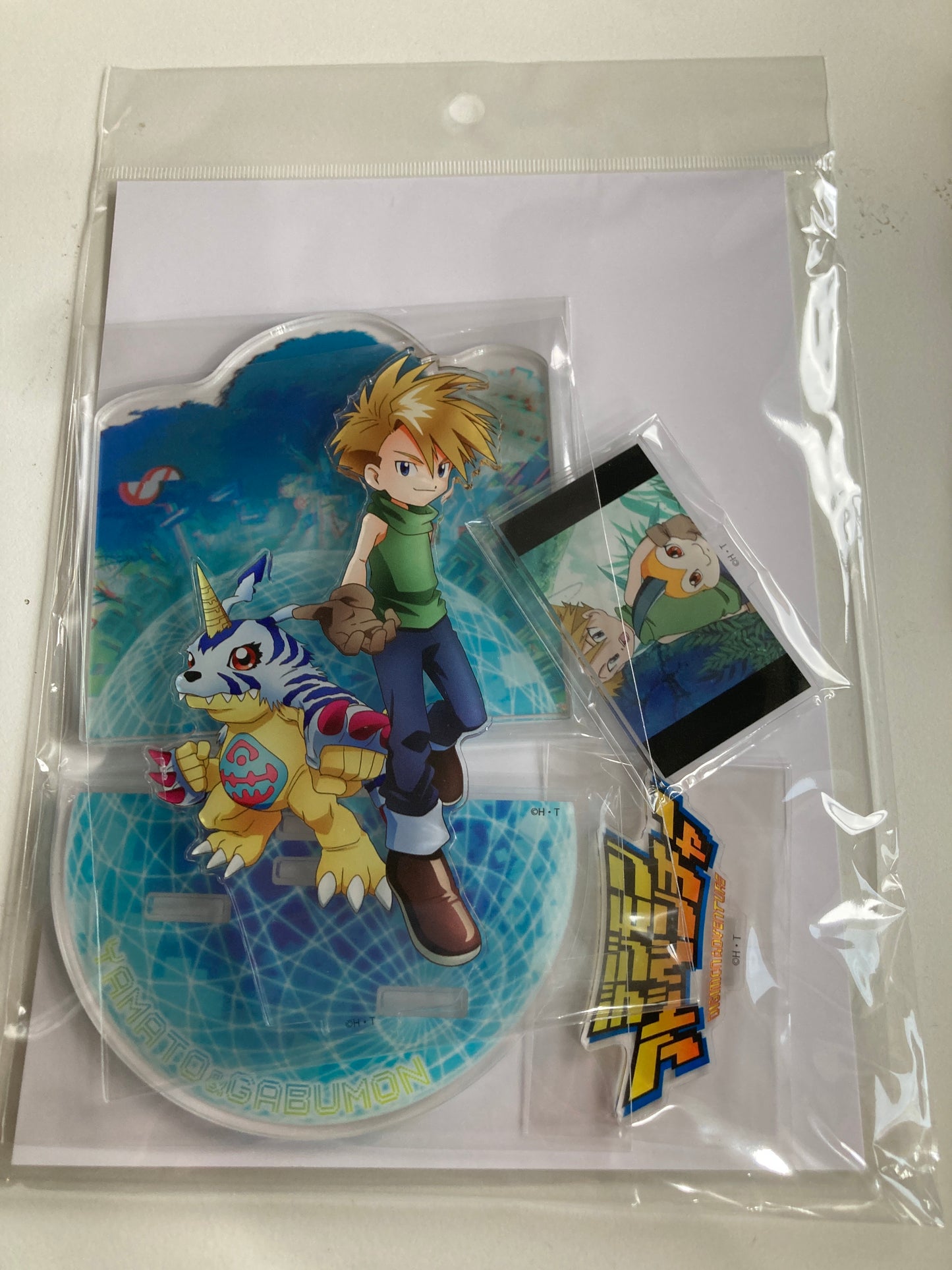 アニメ25周年記念 『デジモンアドベンチャー展』　アクリルスタンド　石田 ヤマト＆ガブモン