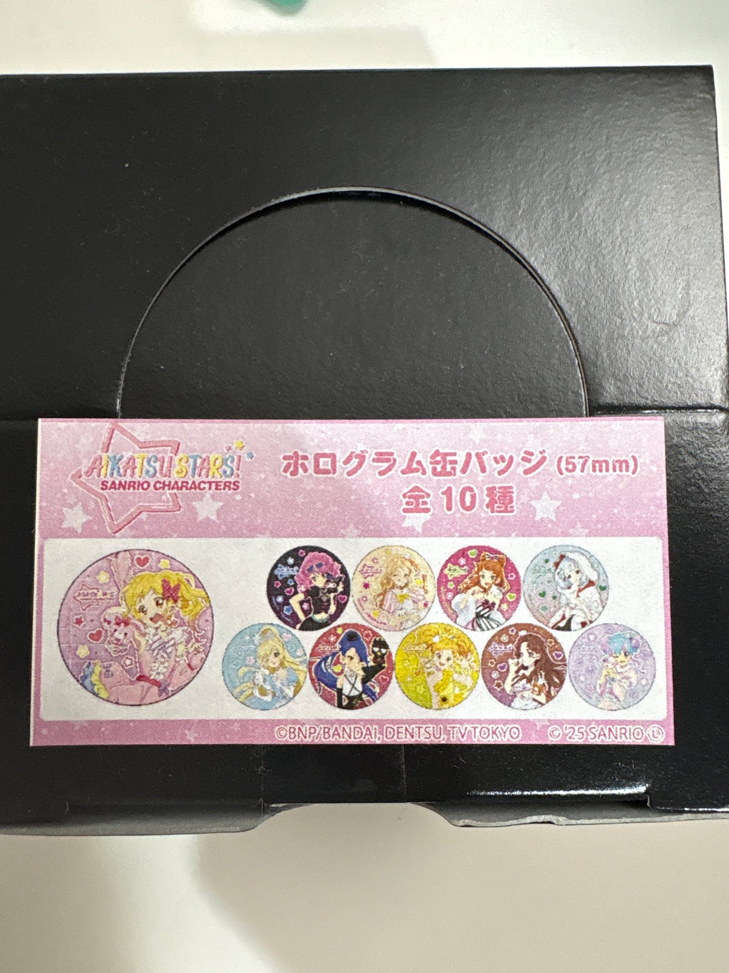 アイカツスターズ！×サンリオキャラクターズ ホログラム缶バッジ(57mm)01/トレーディング(全10種)(コラボイラスト(等身))(池袋)