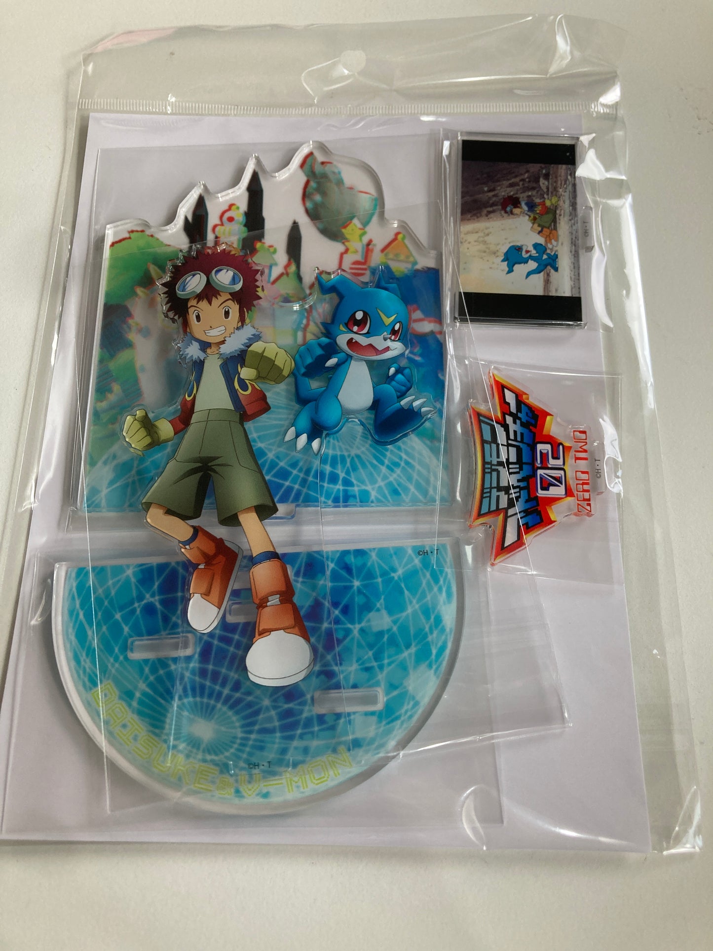 アニメ25周年記念 『デジモンアドベンチャー展』　アクリルスタンド　本宮 大輔＆ブイ モン