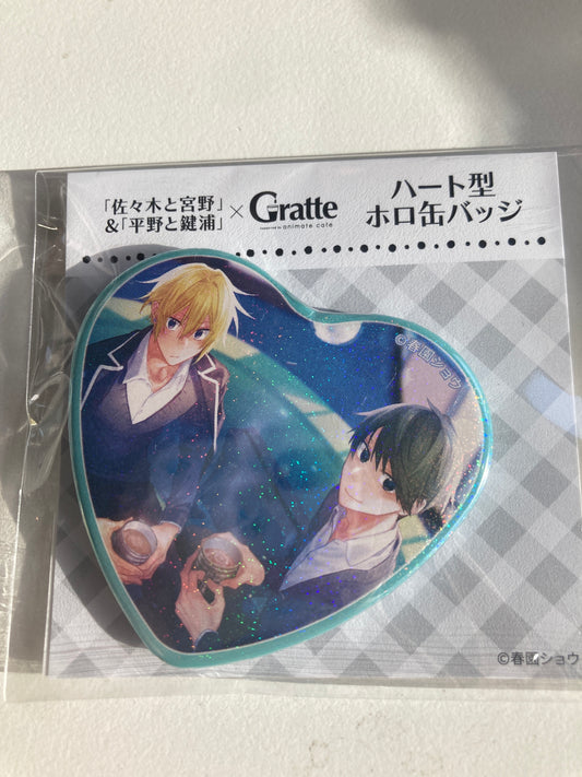 「#佐々木と宮野」&「#平野と鍵浦 」×Gratte  ハート型ホロ缶バッジ D (池袋)