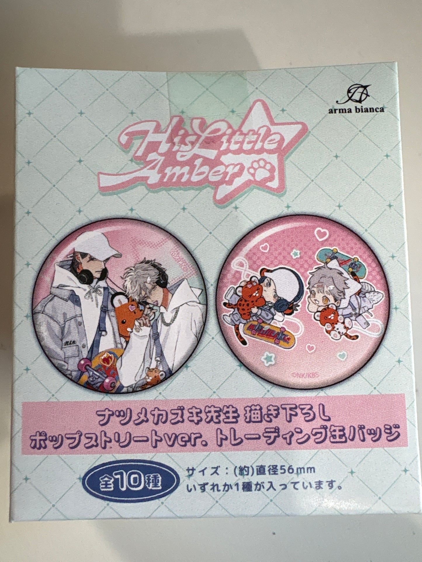 ヒズ・リトル・アンバー ナツメカズキ先生 描き下ろし ポップストリートver. トレーディング缶バッジ(池袋)
