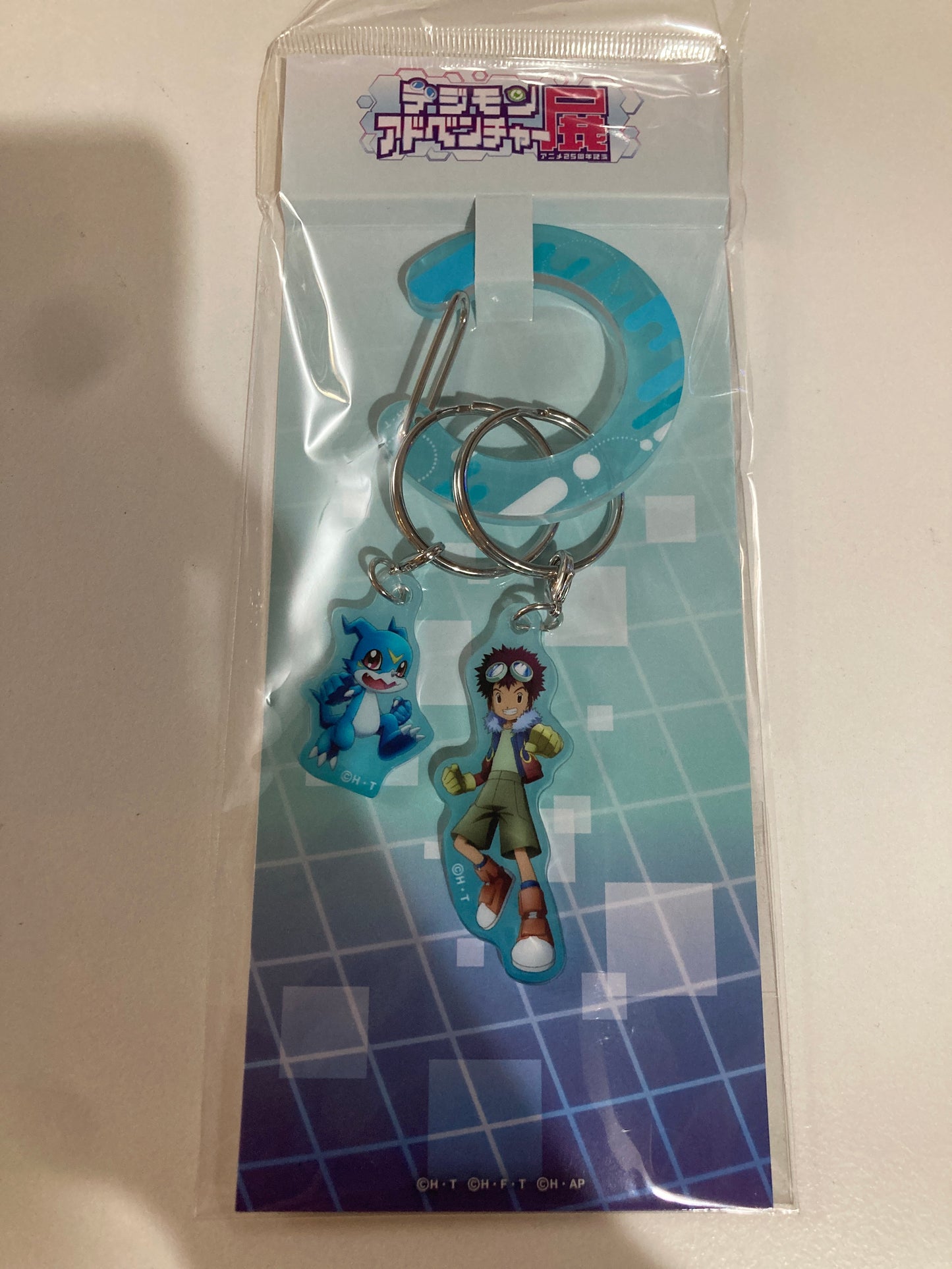 アニメ25周年記念 『デジモンアドベンチャー展』　アクキー付きカラビナ　本宮 大輔＆ブイ モン