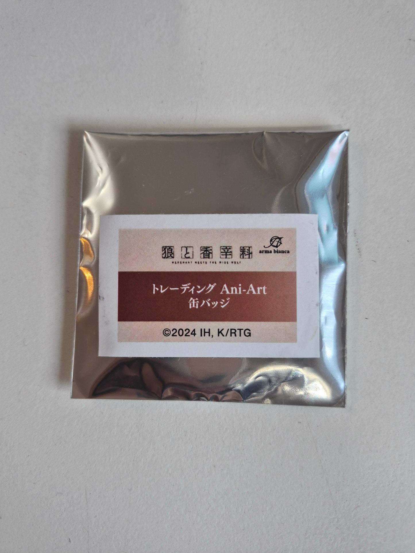 『狼と香辛料 MERCHANT MEETS THE WISE WOLF』】
トレーディング Ani-Art 缶バッジ(IKE)